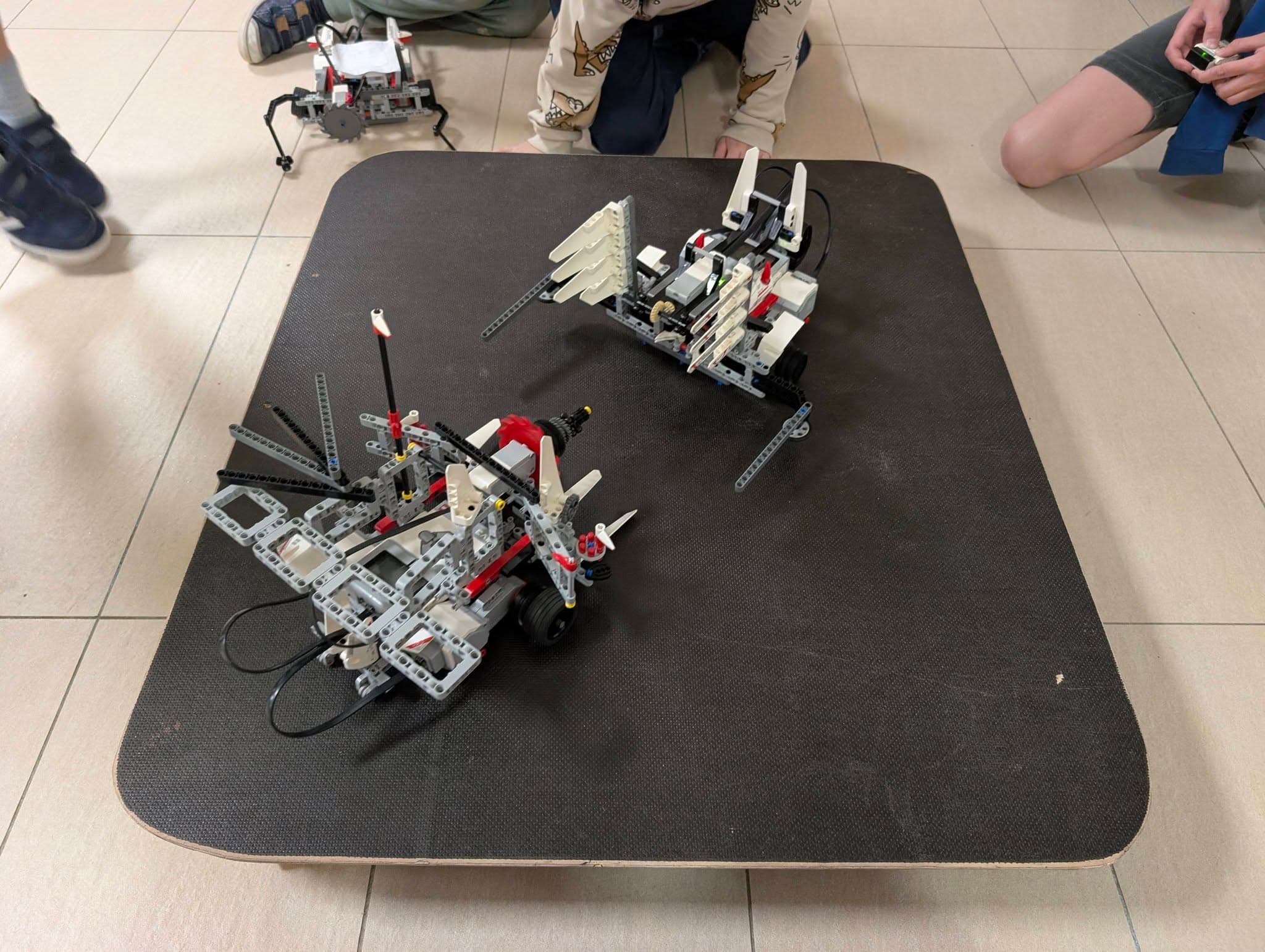Roboty LEGO przygotowane do walki sumo